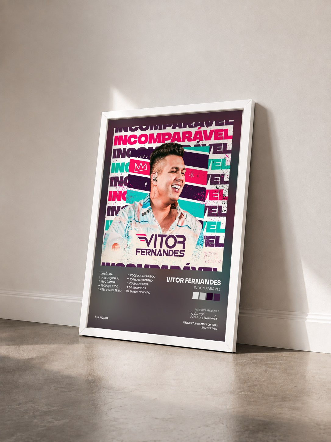 #blanc Tableau de l'album Incomparável de Vitor Fernandes vu de trois quarts, cadre blanc
