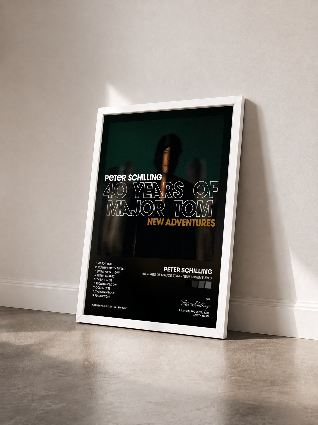 #blanc Tableau de l'album 40 Years of Major Tom - New Adventures de Peter Schilling vu de trois quarts, cadre blanc