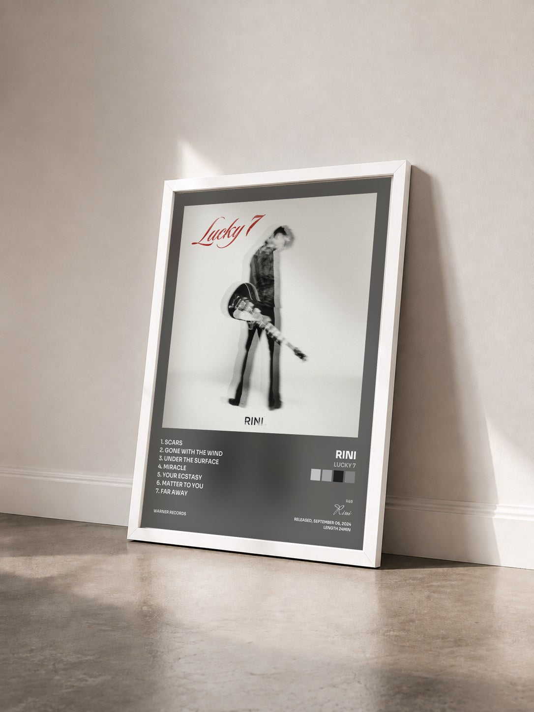 #blanc Tableau de l'album Lucky 7 de Rini vu de trois quarts, cadre blanc