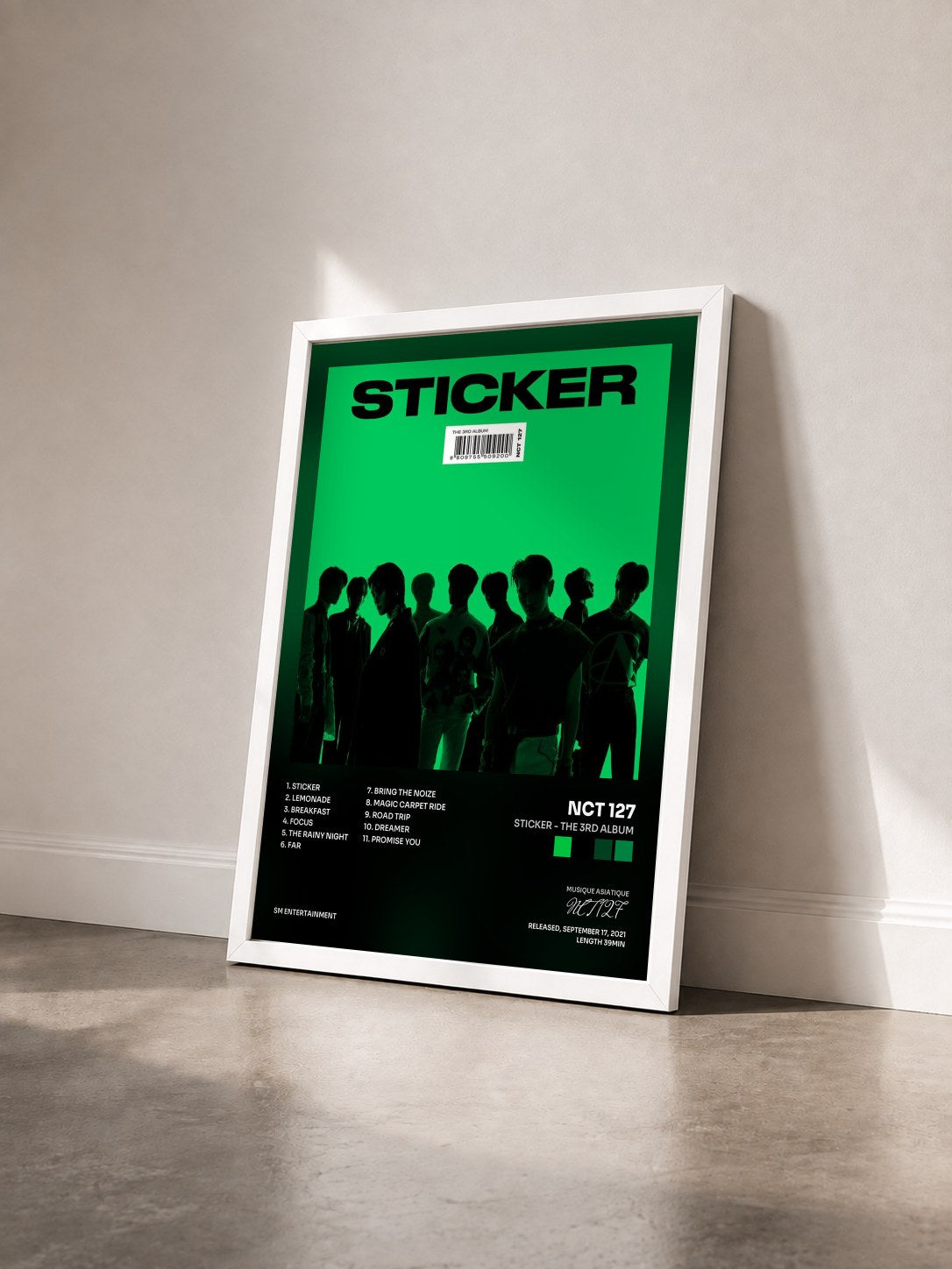 #blanc Tableau de l'album Sticker - The 3rd Album de NCT 127 vu de trois quarts, cadre blanc