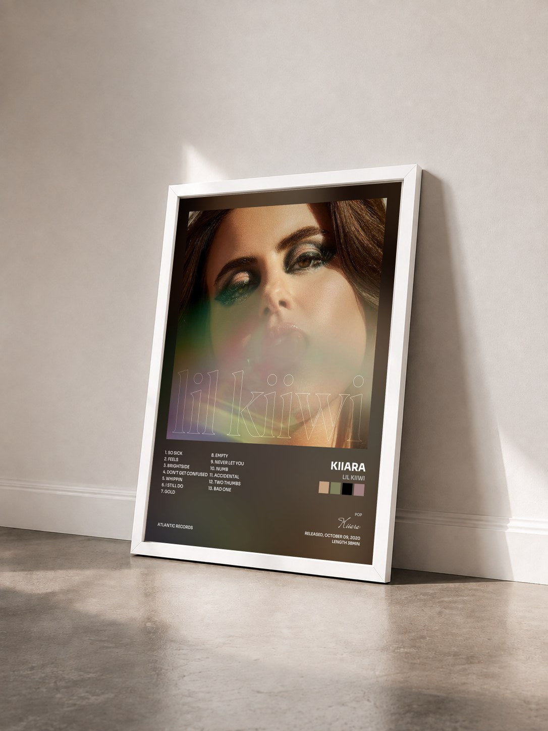 #blanc Tableau de l'album lil kiiwi de Kiiara vu de trois quarts, cadre blanc