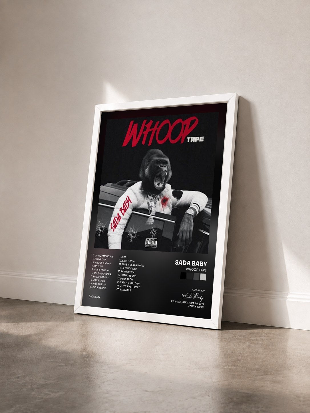 #blanc Tableau de l'album Whoop Tape de Sada Baby vu de trois quarts, cadre blanc
