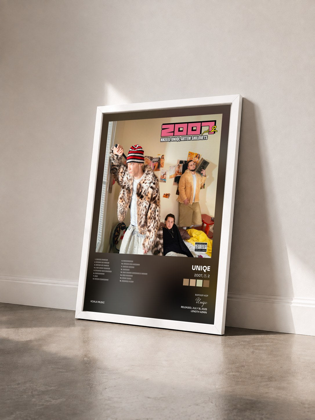 #blanc Tableau de l'album 2007, Ч. 2 de Uniqe vu de trois quarts, cadre blanc