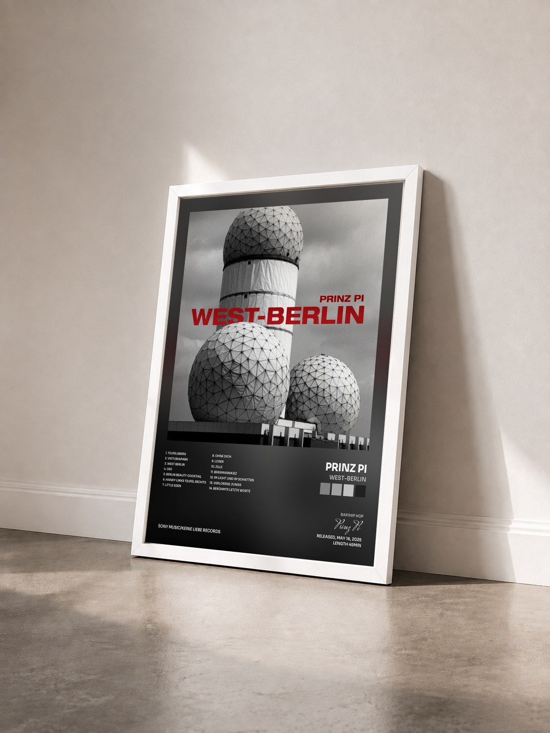 #blanc Tableau de l'album WEST-BERLIN de Prinz Pi vu de trois quarts, cadre blanc