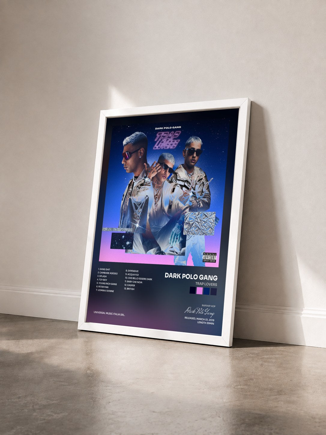 #blanc Tableau de l'album Trap Lovers de Dark Polo Gang vu de trois quarts, cadre blanc
