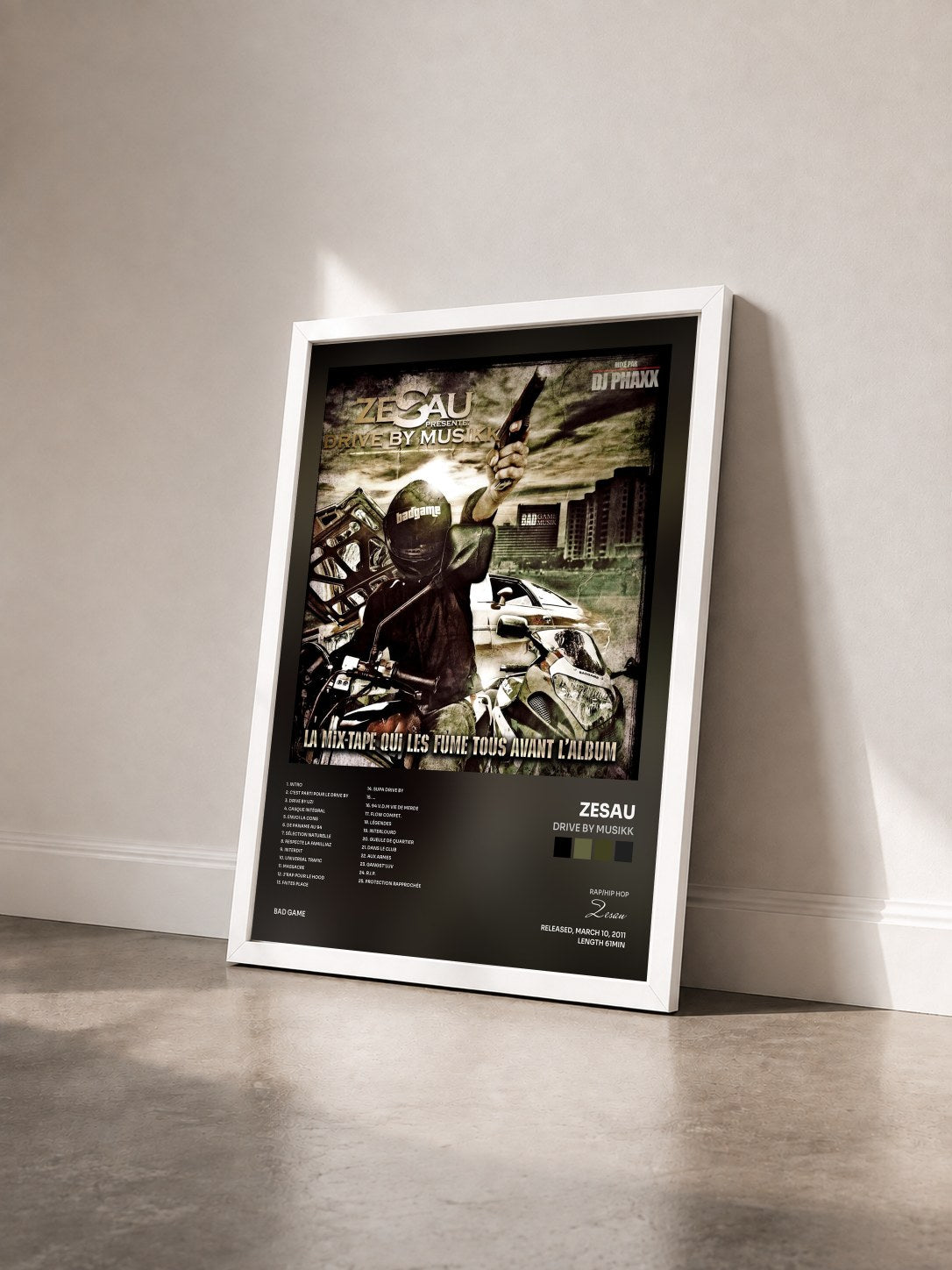 #blanc Tableau de l'album Drive by Musikk de Zesau vu de trois quarts, cadre blanc