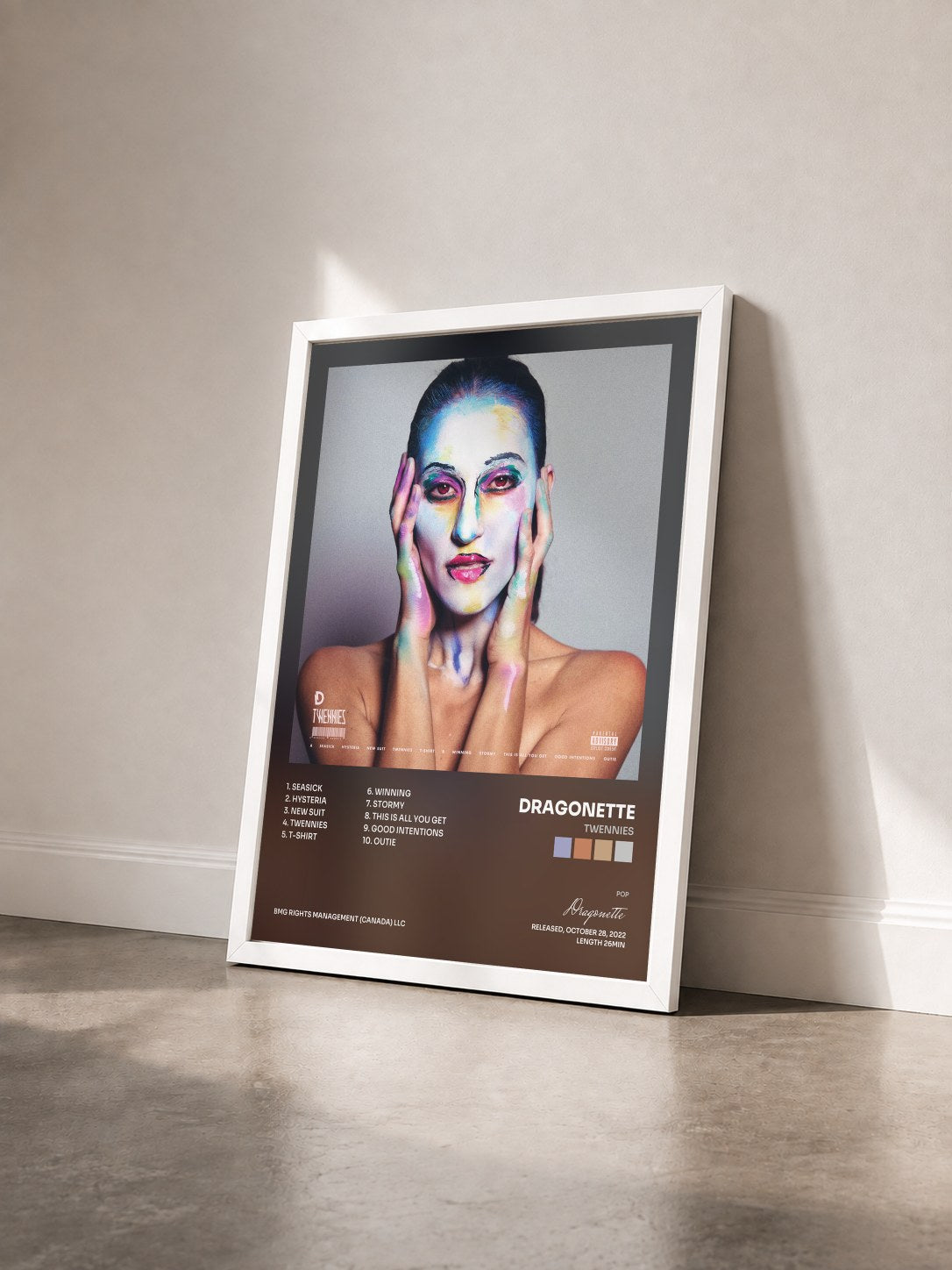 #blanc Tableau de l'album Twennies de Dragonette vu de trois quarts, cadre blanc