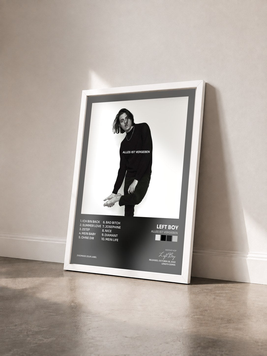 #blanc Tableau de l'album Alles ist Vergeben de Left Boy vu de trois quarts, cadre blanc