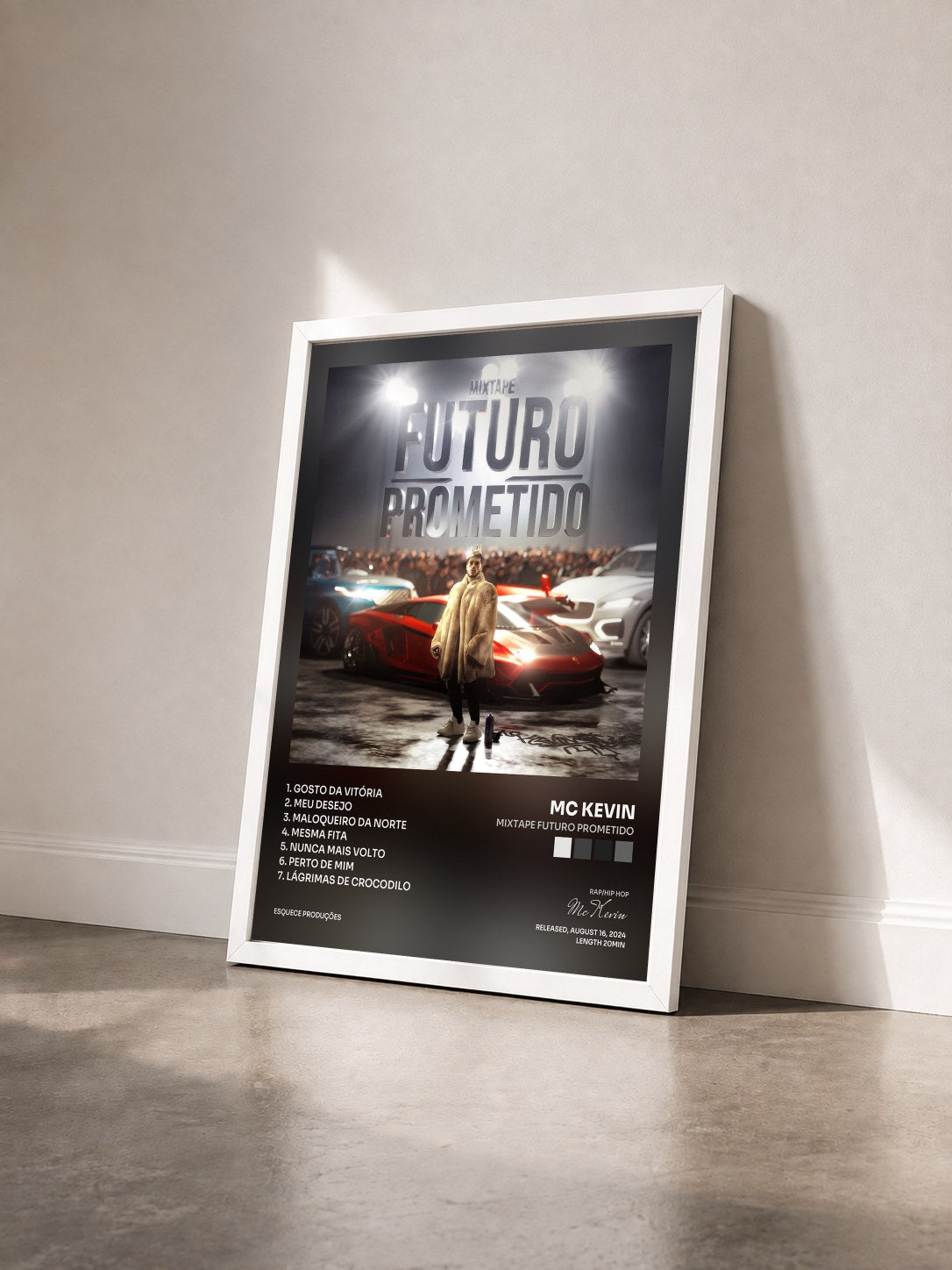 #blanc Tableau de l'album MIXTAPE FUTURO PROMETIDO de Mc Kevin vu de trois quarts, cadre blanc