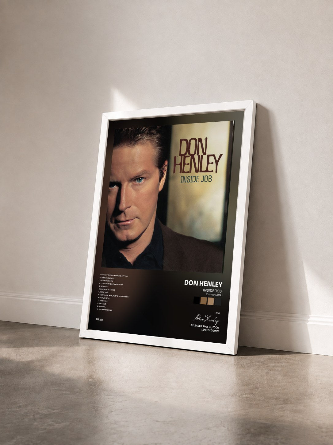#blanc Tableau de l'album Inside Job (2025 Remaster) de Don Henley vu de trois quarts, cadre blanc