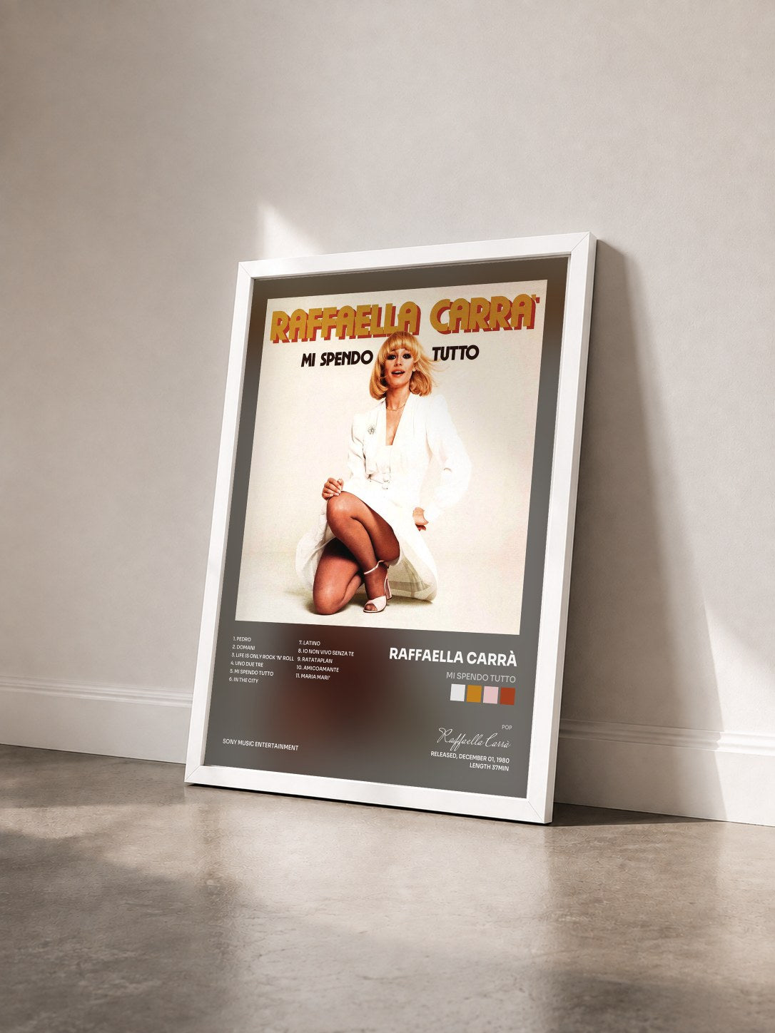 #blanc Tableau de l'album Mi spendo tutto de Raffaella Carrà vu de trois quarts, cadre blanc