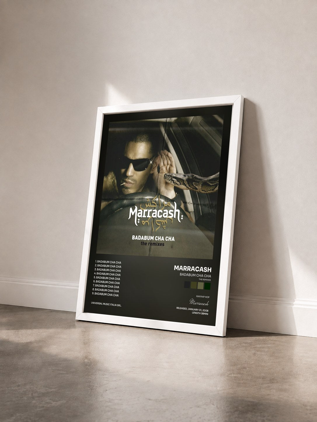 #blanc Tableau de l'album Badabum Cha Cha (The Remixes) de Marracash vu de trois quarts, cadre blanc