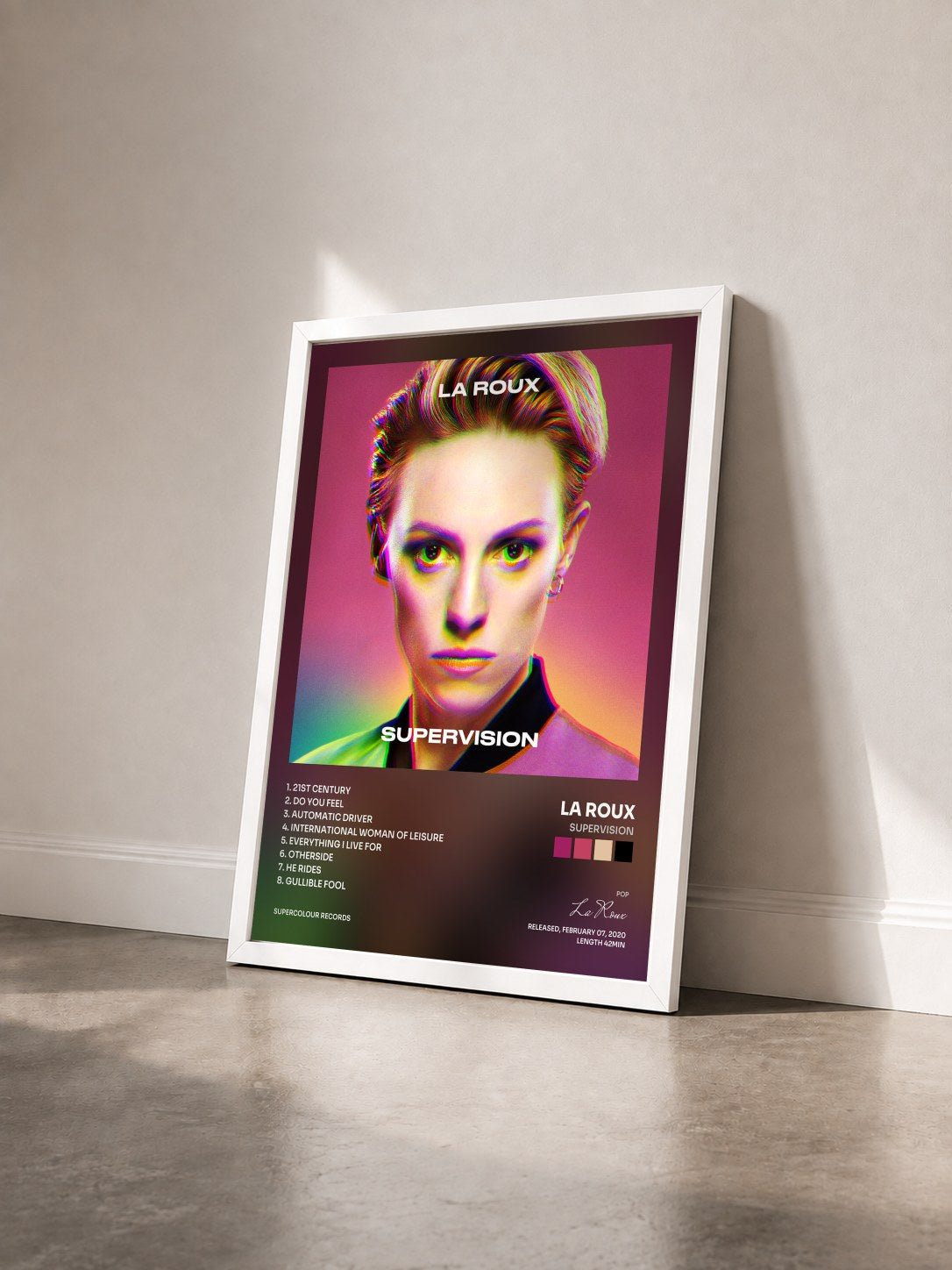 #blanc Tableau de l'album Supervision de La Roux vu de trois quarts, cadre blanc