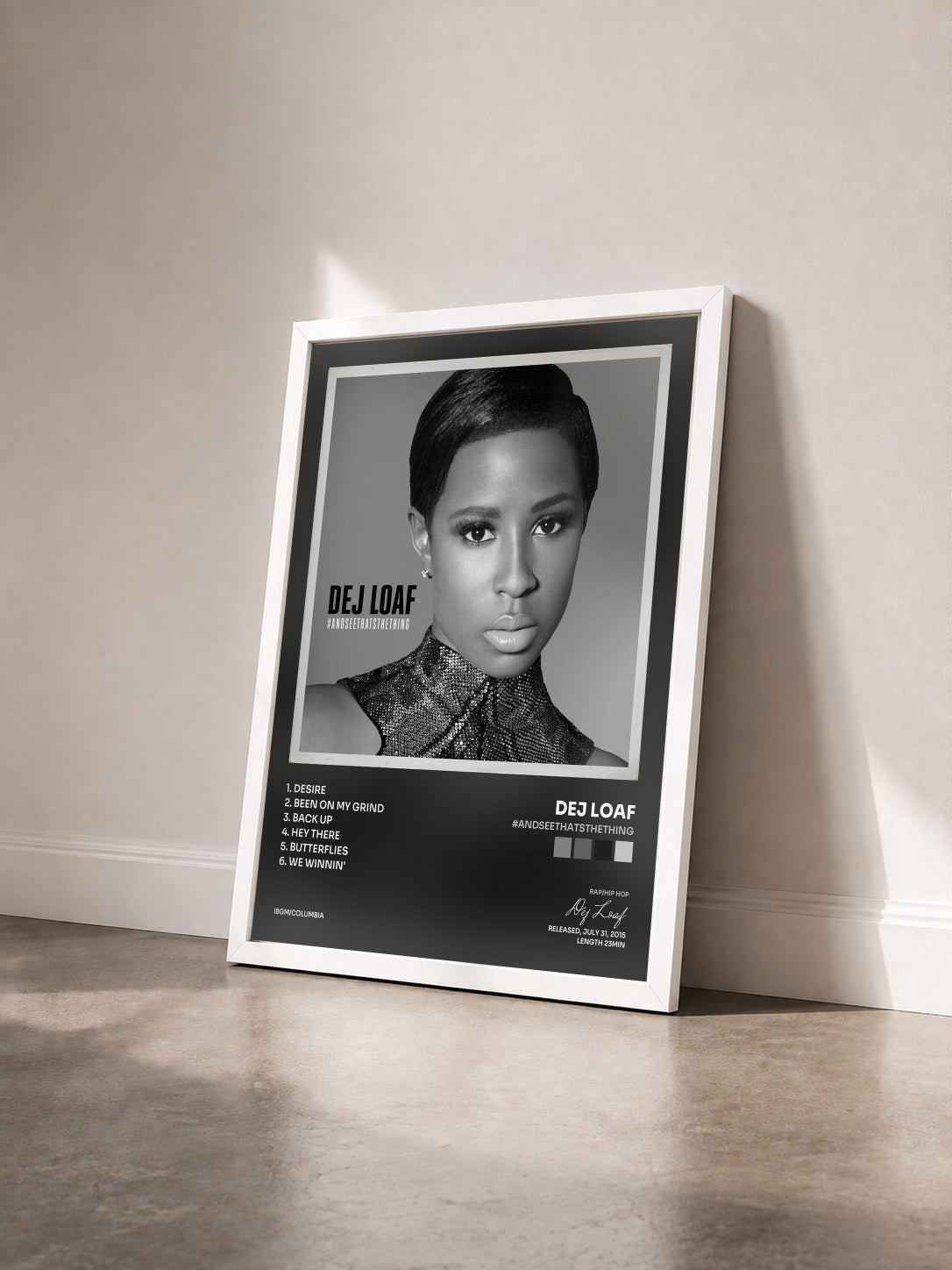 #blanc Tableau de l'album #AndSeeThatsTheThing de Dej Loaf vu de trois quarts, cadre blanc