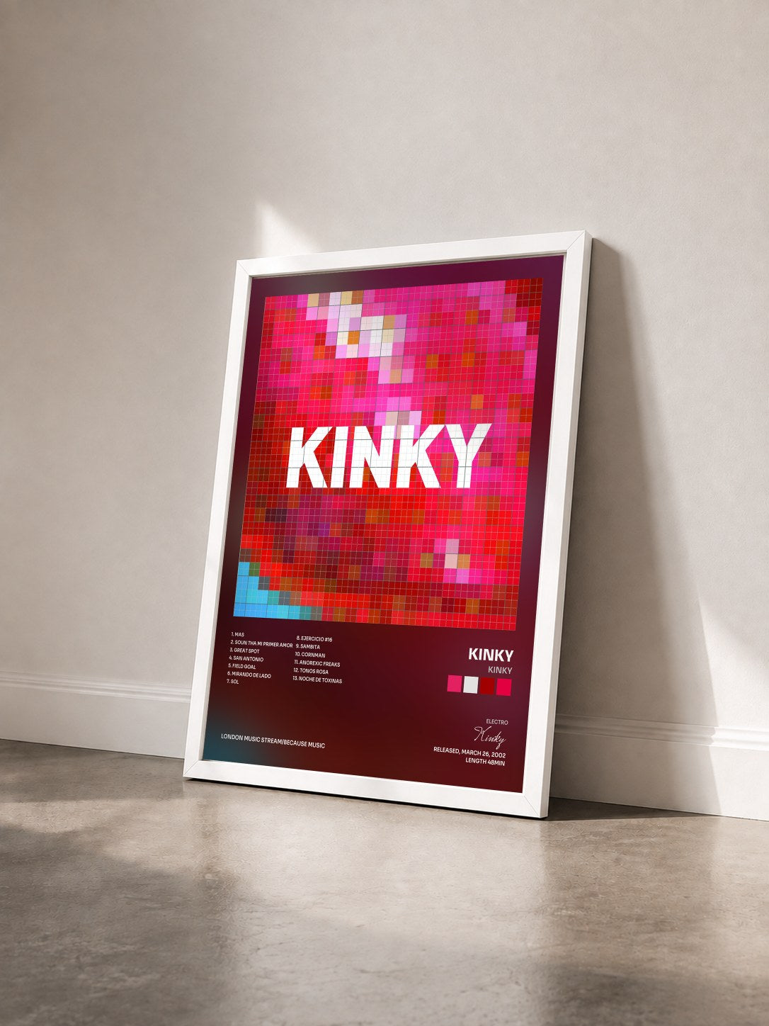 #blanc Tableau de l'album Kinky de Kinky vu de trois quarts, cadre blanc