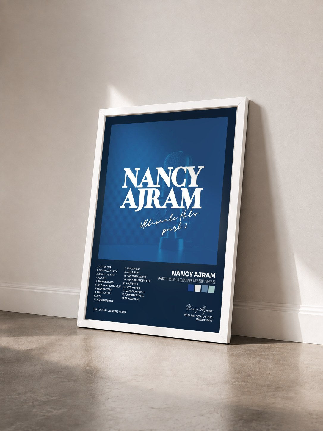 #blanc Tableau de l'album part 2 أشهر أغاني ننسي عجرم de Nancy Ajram vu de trois quarts, cadre blanc
