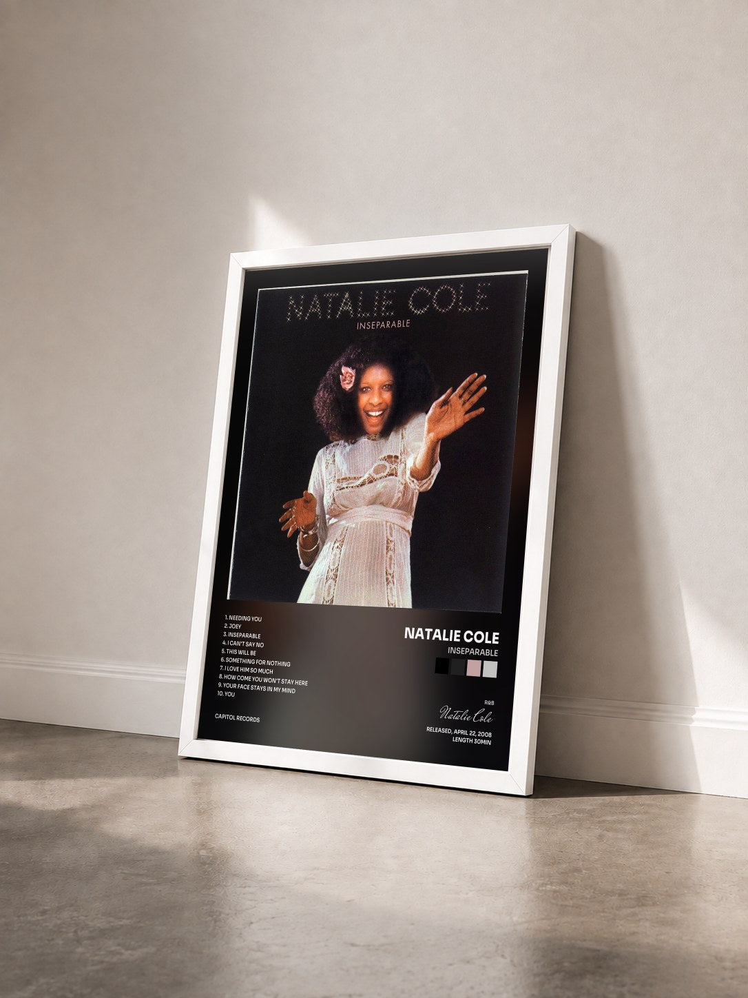 #blanc Tableau de l'album Inseparable de Natalie Cole vu de trois quarts, cadre blanc