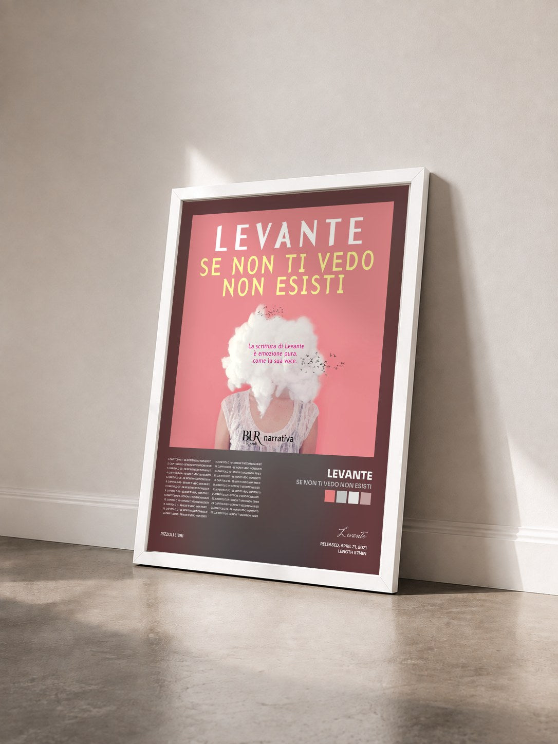 #blanc Tableau de l'album Se non ti vedo non esisti de Levante vu de trois quarts, cadre blanc