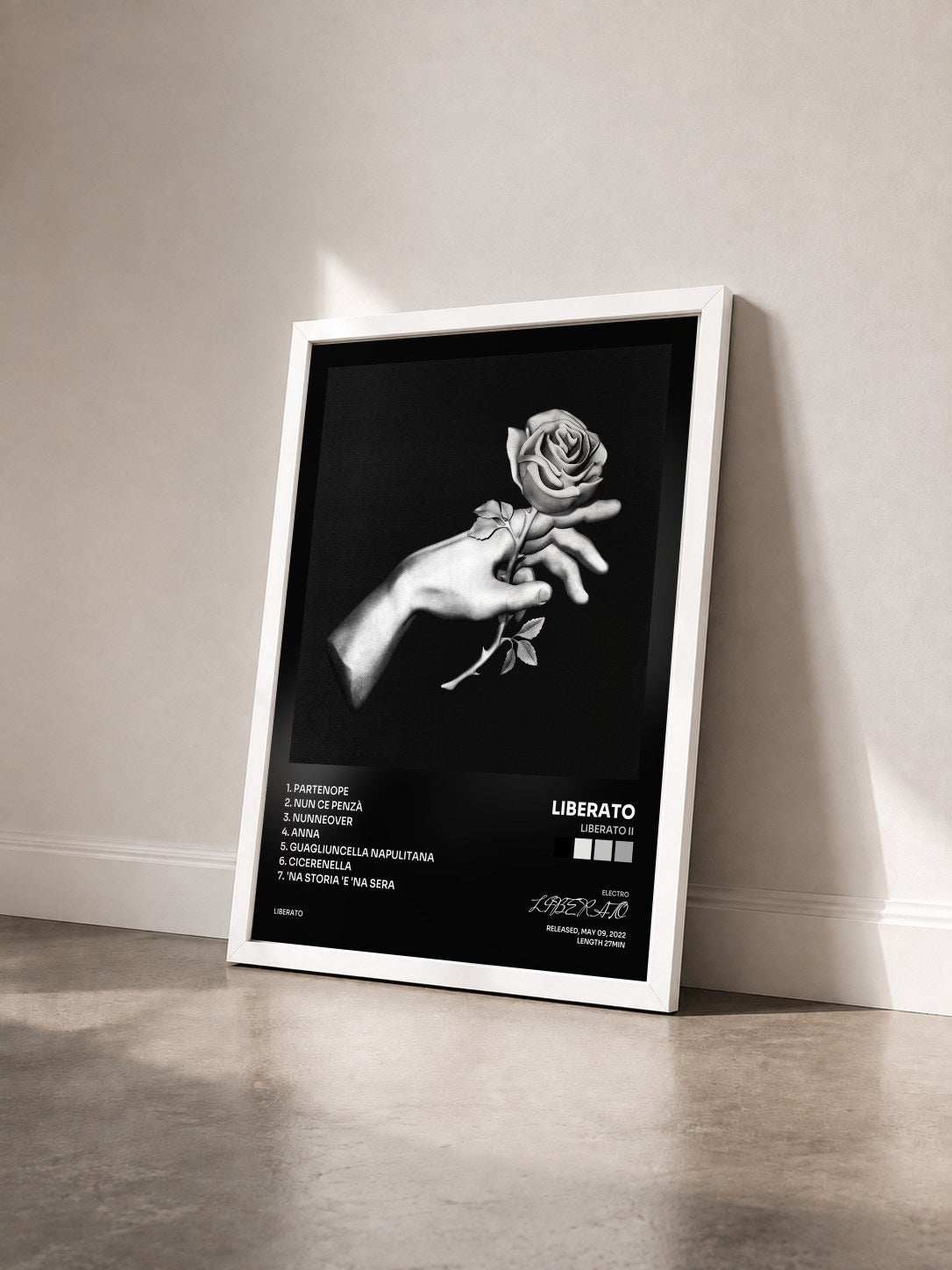 #blanc Tableau de l'album LIBERATO II de LIBERATO vu de trois quarts, cadre blanc