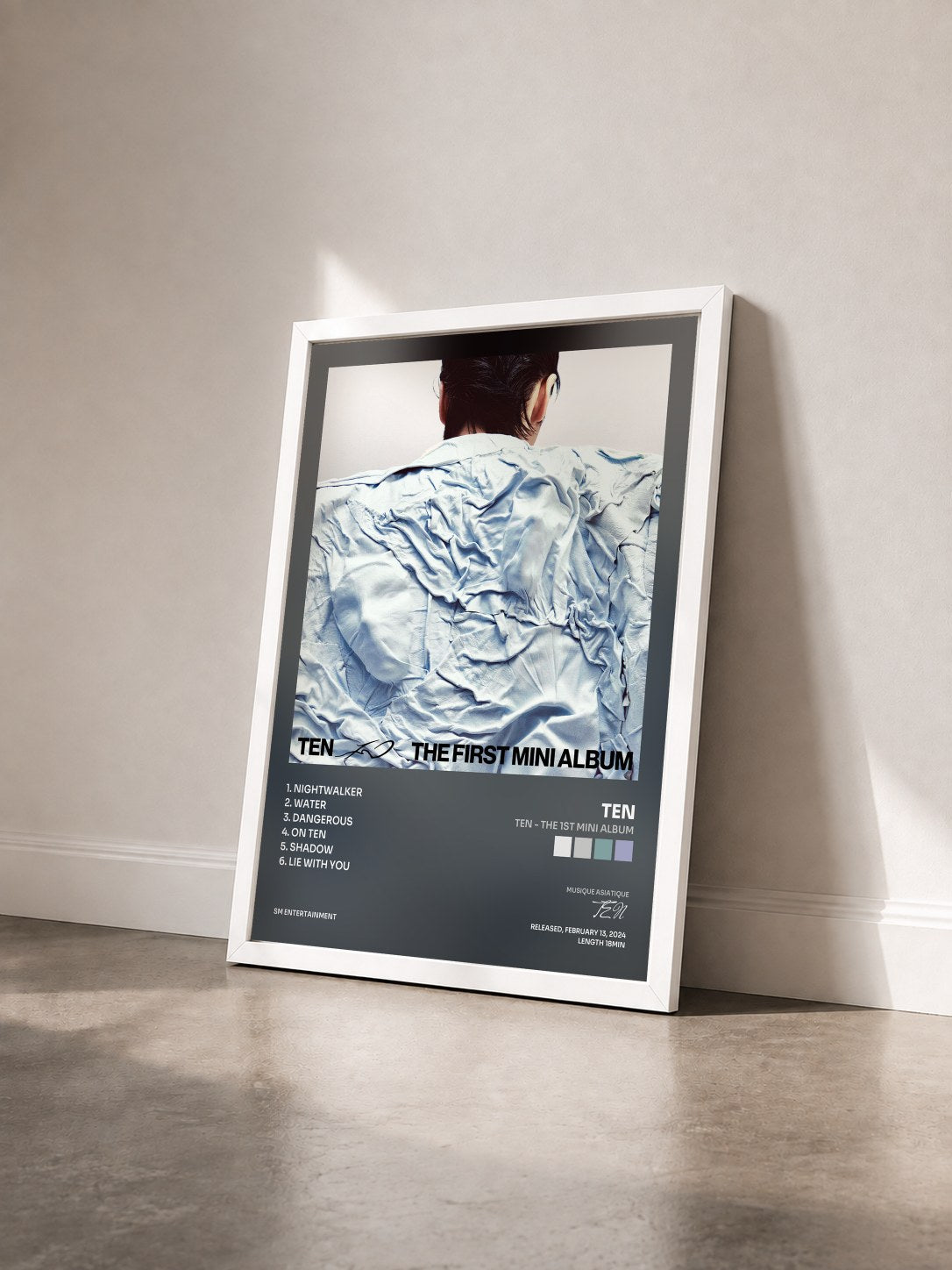 #blanc Tableau de l'album TEN - The 1st Mini Album de TEN vu de trois quarts, cadre blanc