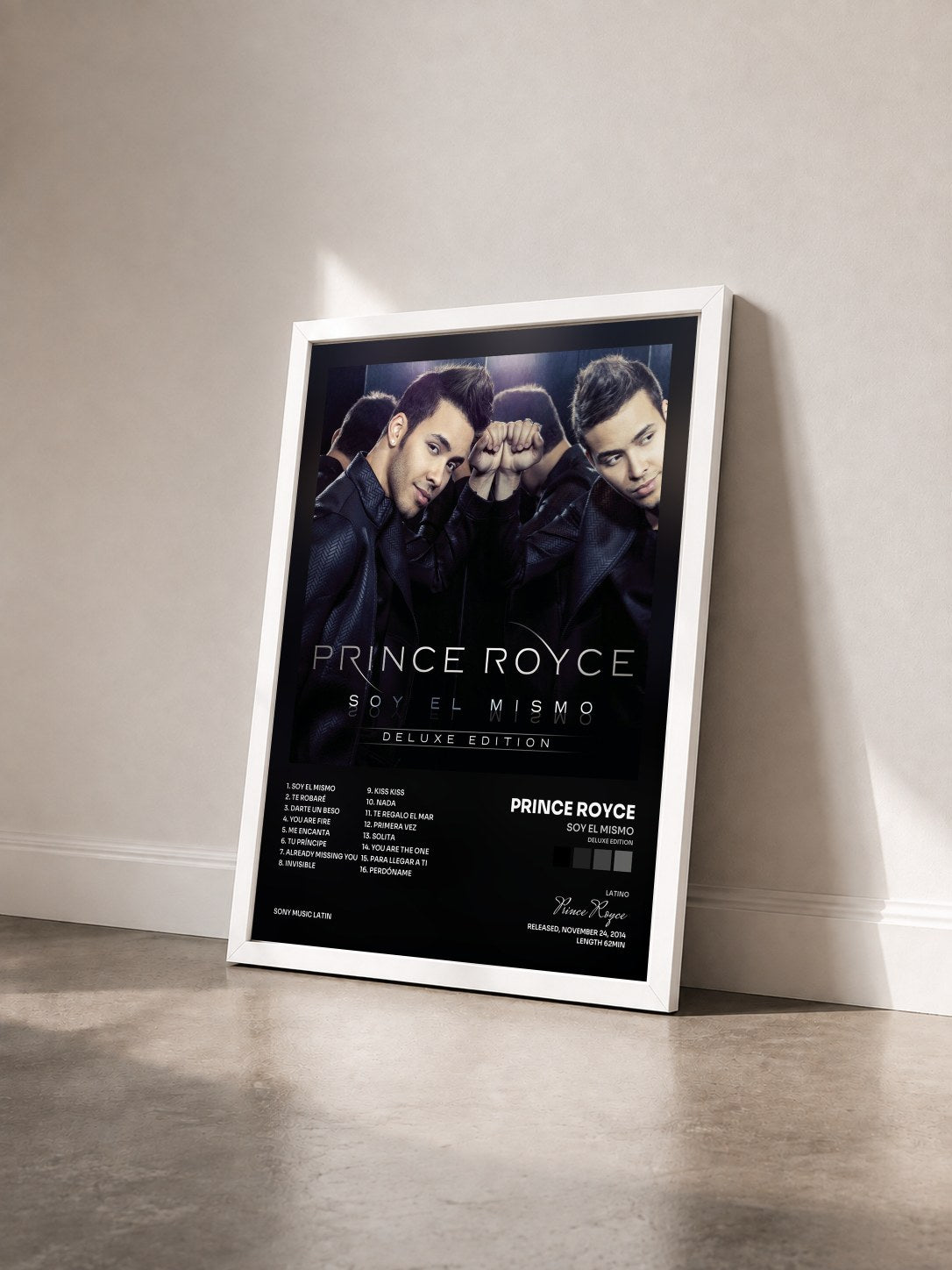 #blanc Tableau de l'album Soy El Mismo (Deluxe Edition) de Prince Royce vu de trois quarts, cadre blanc