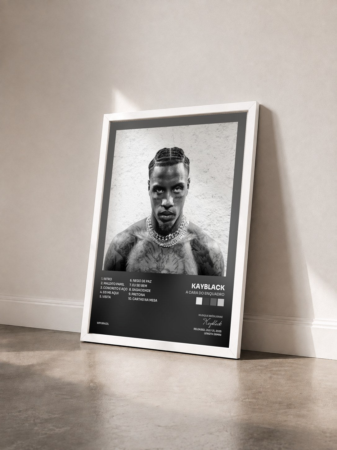 #blanc Tableau de l'album A Cara do Enquadro de Kayblack vu de trois quarts, cadre blanc