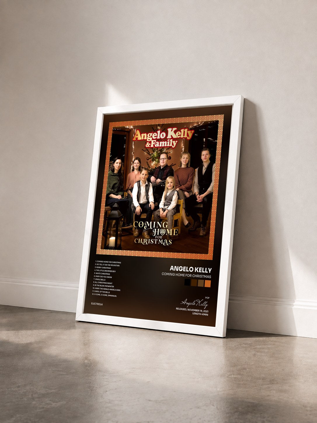 #blanc Tableau de l'album Coming Home For Christmas de Angelo Kelly vu de trois quarts, cadre blanc