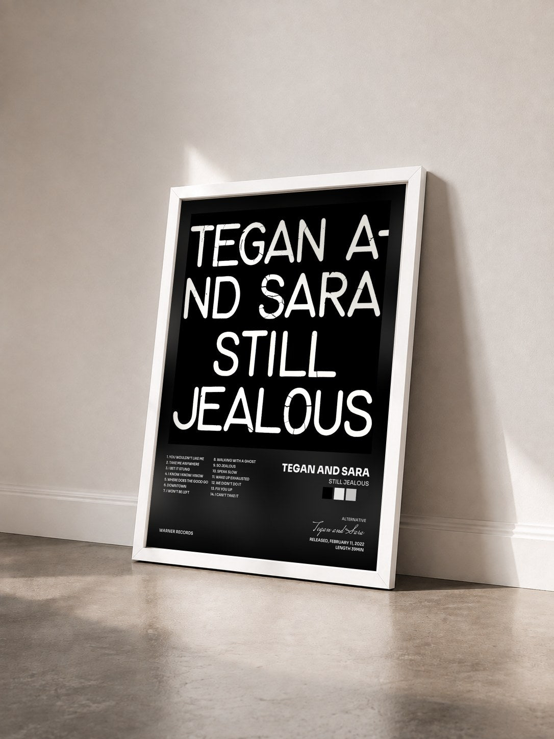 #blanc Tableau de l'album Still Jealous de Tegan and Sara vu de trois quarts, cadre blanc
