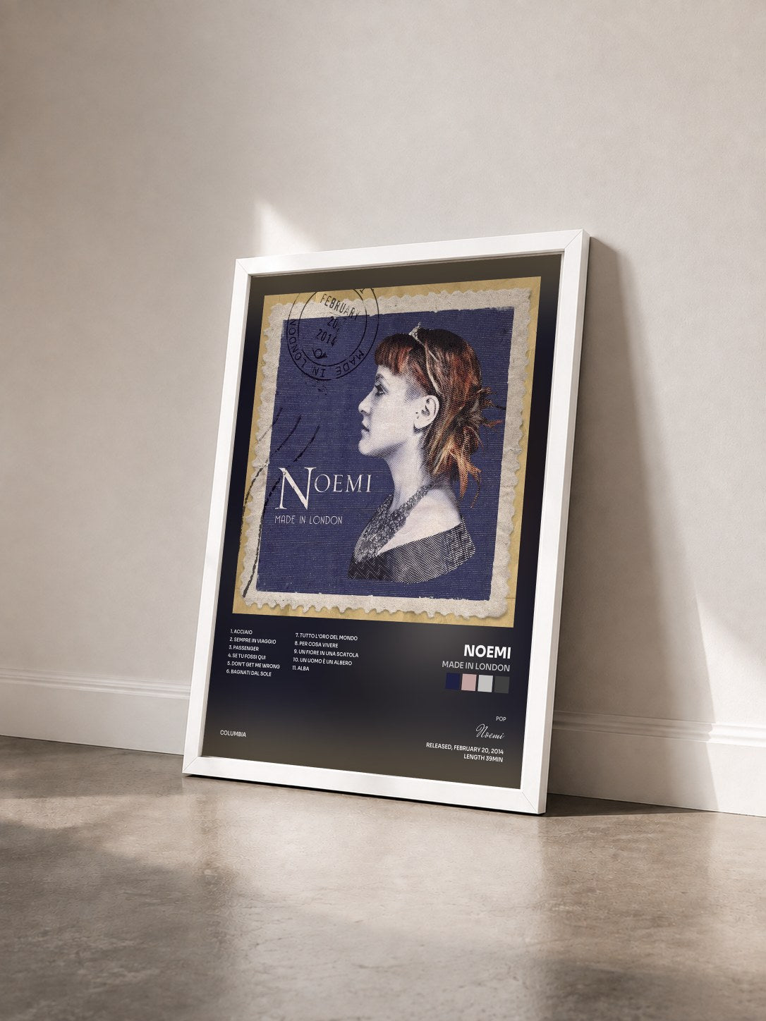 #blanc Tableau de l'album Made in London de Noemi vu de trois quarts, cadre blanc