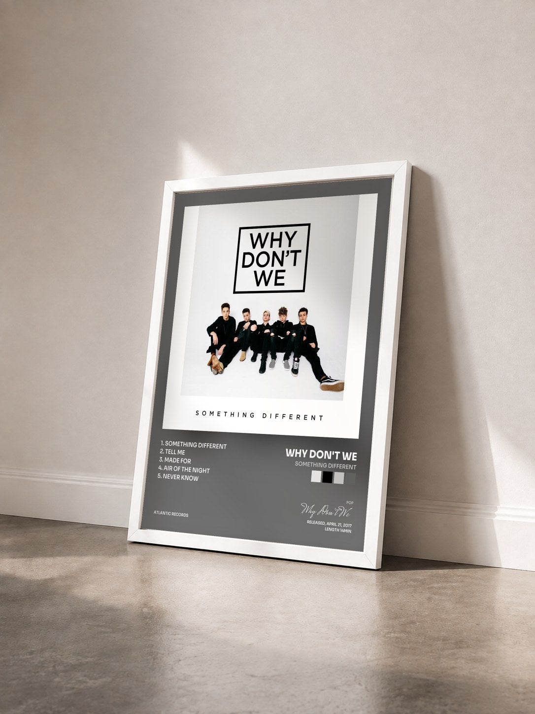 #blanc Tableau de l'album Something Different de Why Don't We vu de trois quarts, cadre blanc