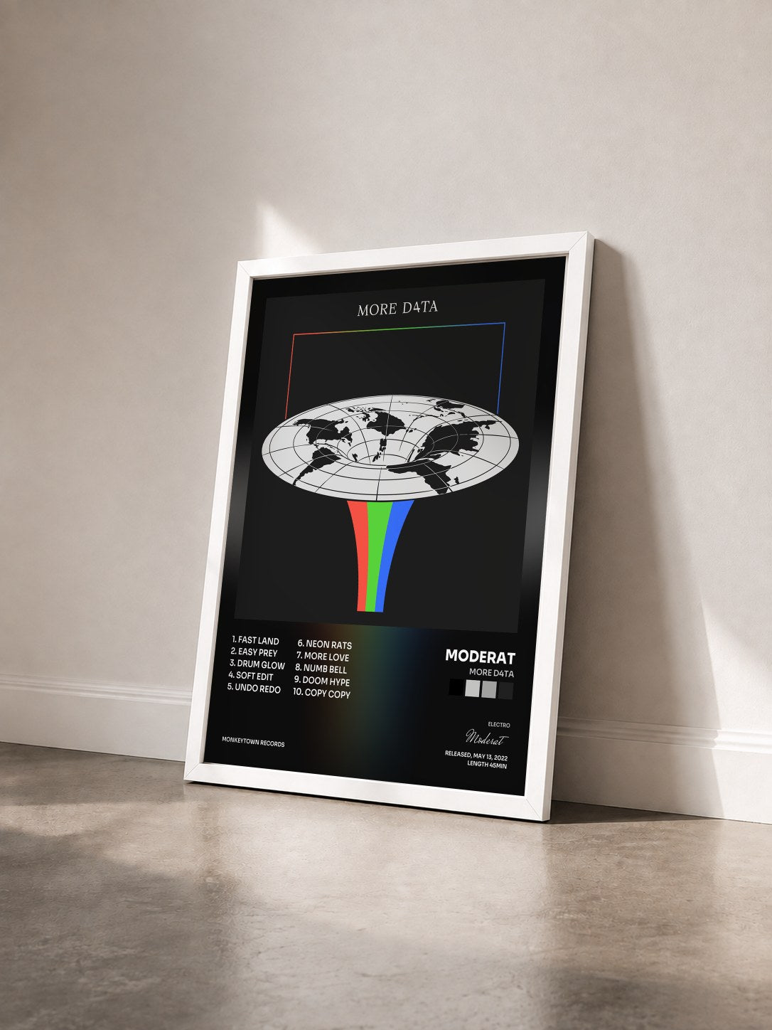 #blanc Tableau de l'album MORE D4TA de Moderat vu de trois quarts, cadre blanc