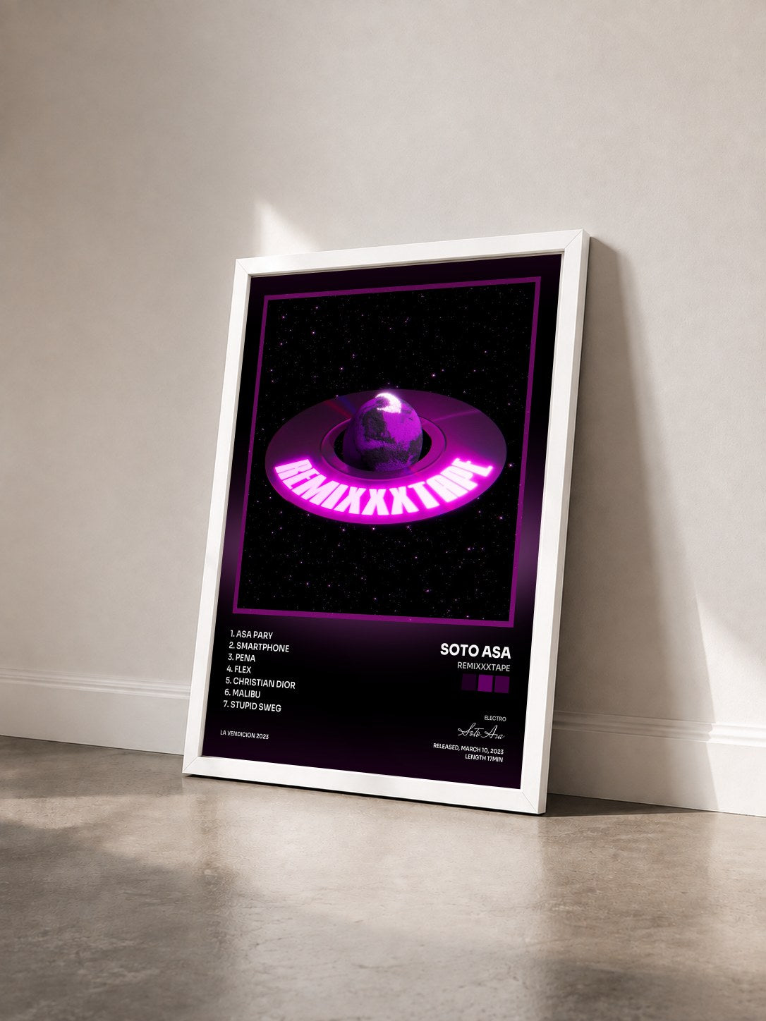 #blanc Tableau de l'album Remixxxtape de Soto Asa vu de trois quarts, cadre blanc