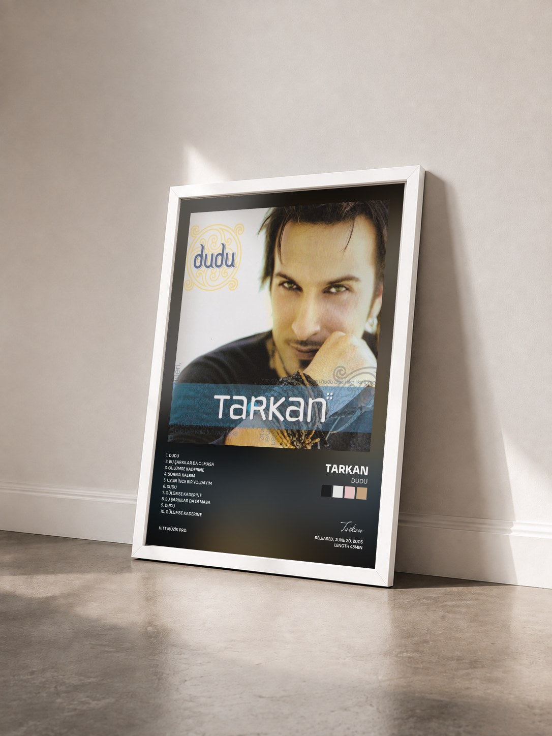 #blanc Tableau de l'album Dudu de Tarkan vu de trois quarts, cadre blanc