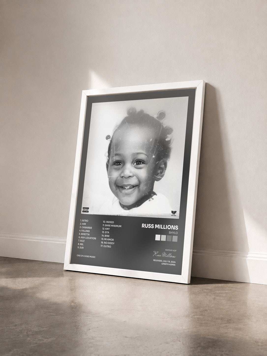 #blanc Tableau de l'album SHYLO de Russ Millions vu de trois quarts, cadre blanc