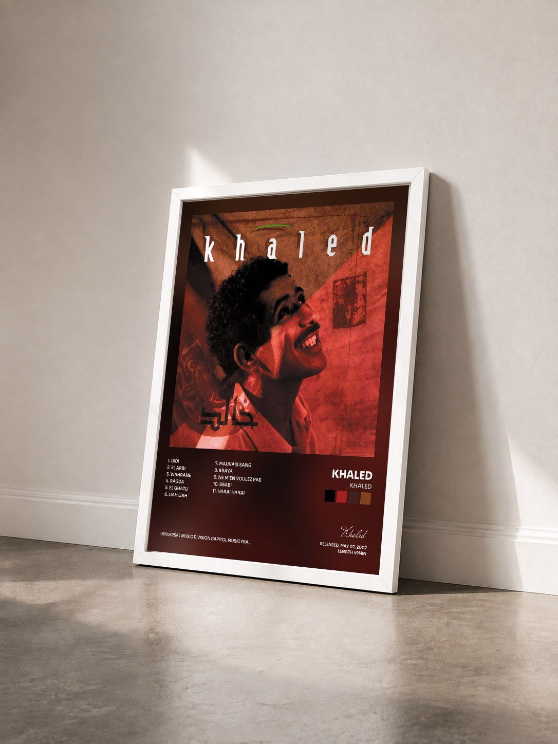 #blanc Tableau de l'album Khaled de Khaled vu de trois quarts, cadre blanc