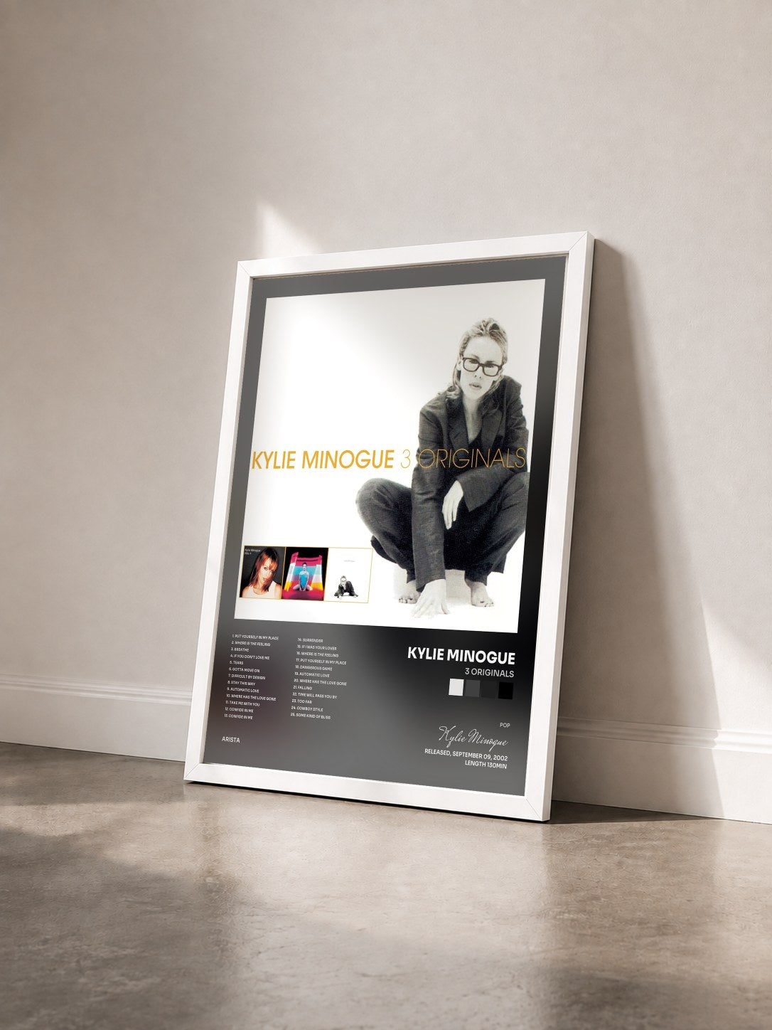 #blanc Tableau de l'album 3 Originals de Kylie Minogue vu de trois quarts, cadre blanc