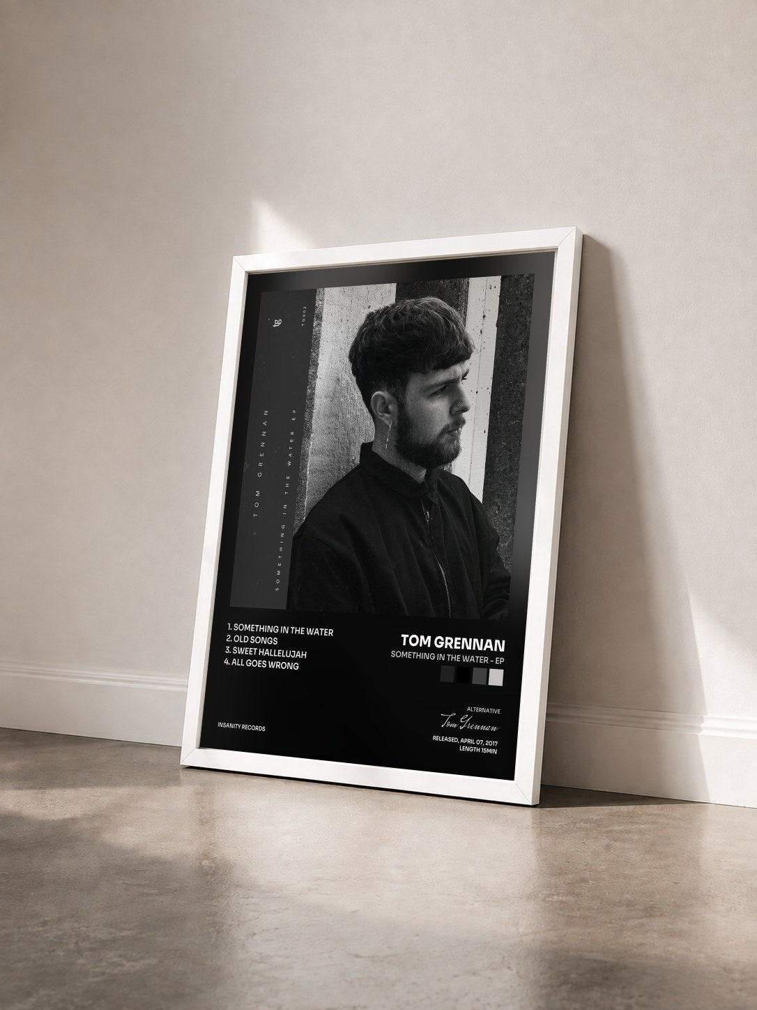 #blanc Tableau de l'album Something in the Water - EP de Tom Grennan vu de trois quarts, cadre blanc