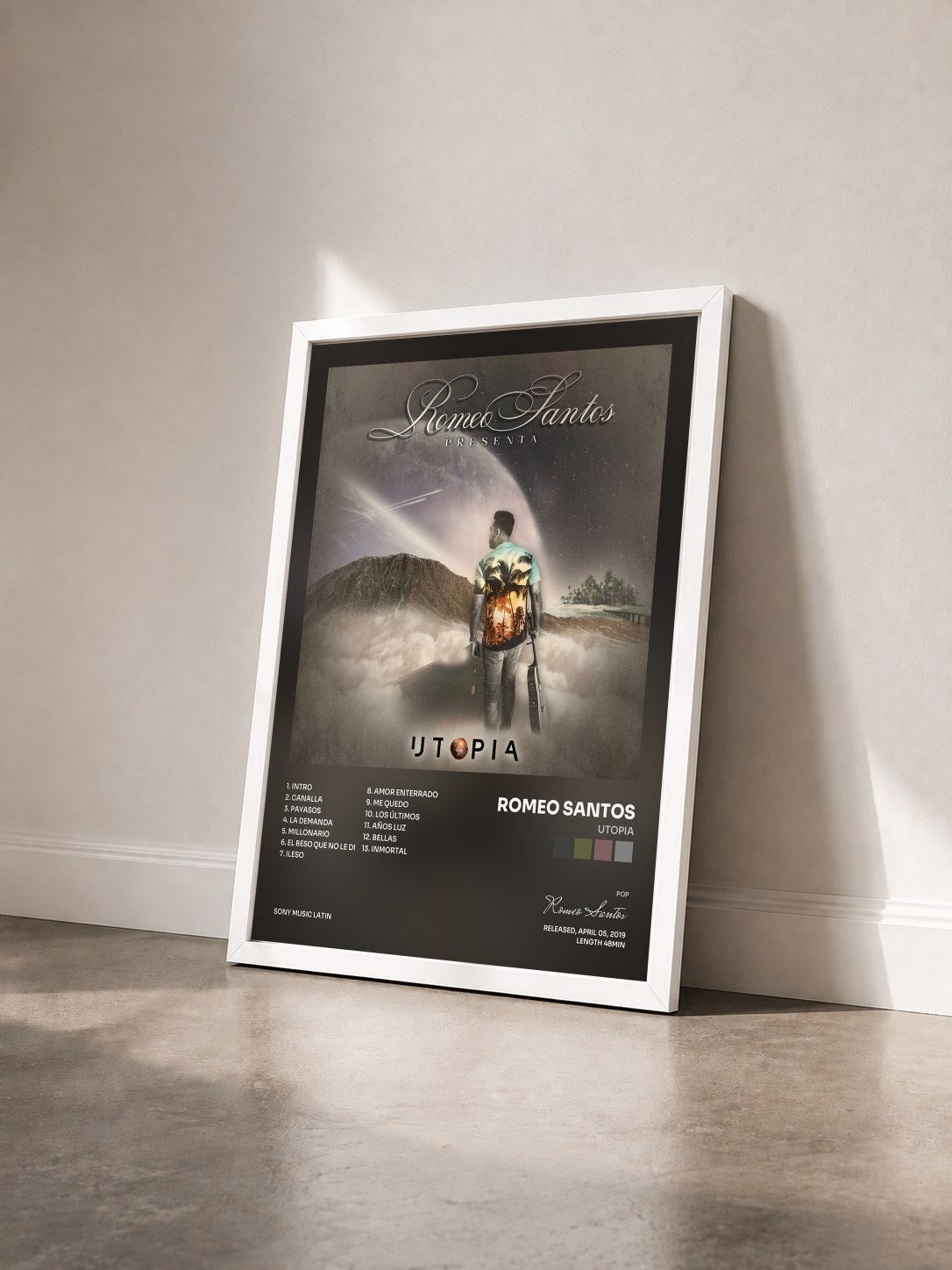 #blanc Tableau de l'album Utopia de Romeo Santos vu de trois quarts, cadre blanc