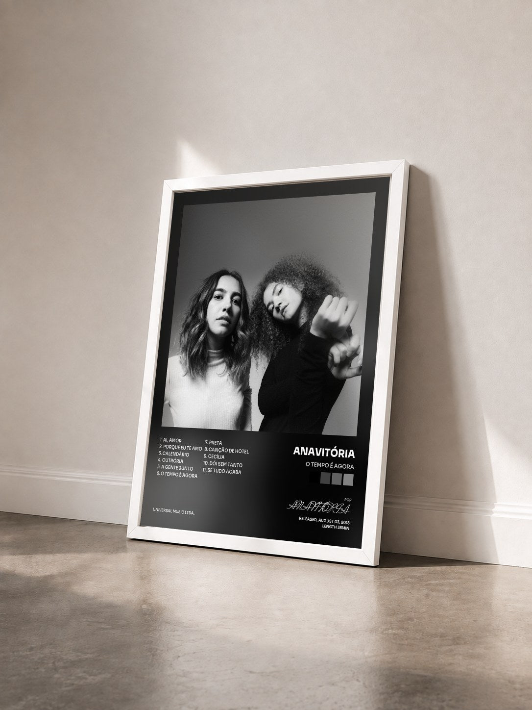 #blanc Tableau de l'album O Tempo É Agora de ANAVITÓRIA vu de trois quarts, cadre blanc
