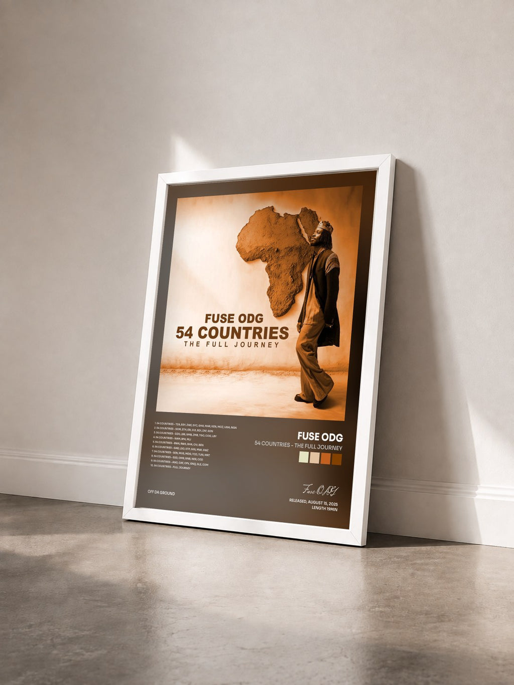 #blanc Tableau de l'album 54 Countries - The Full Journey de Fuse ODG vu de trois quarts, cadre blanc