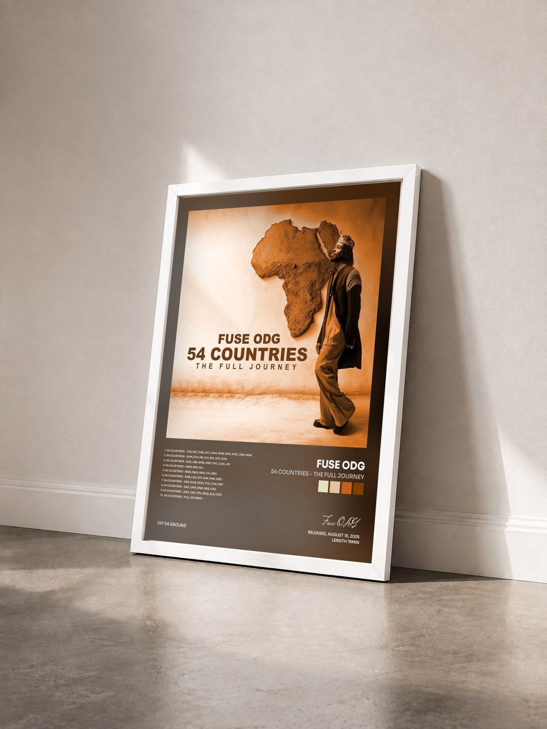 #blanc Tableau de l'album 54 Countries - The Full Journey de Fuse ODG vu de trois quarts, cadre blanc