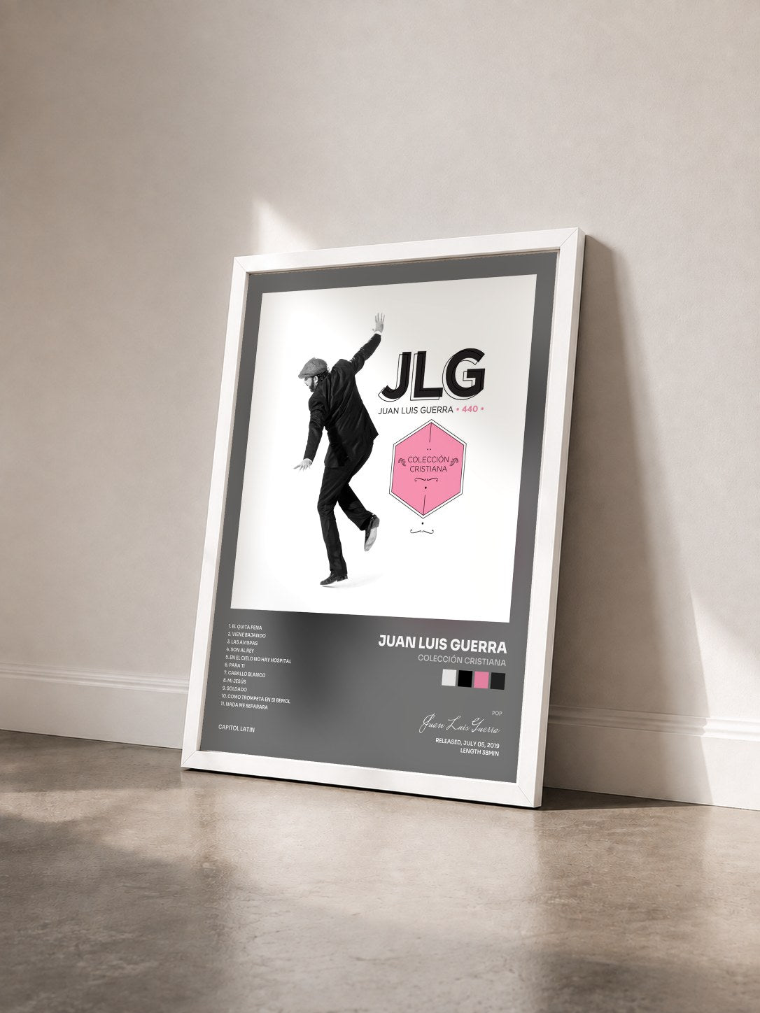 #blanc Tableau de l'album Colección Cristiana de Juan Luis Guerra vu de trois quarts, cadre blanc