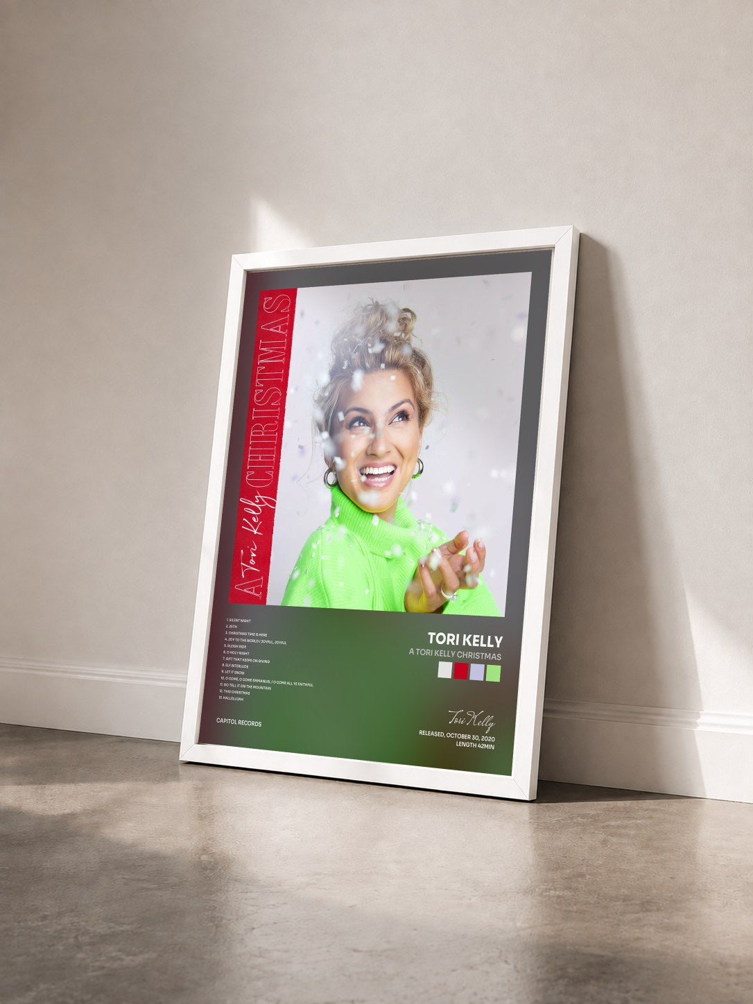 #blanc Tableau de l'album A Tori Kelly Christmas de Tori Kelly vu de trois quarts, cadre blanc