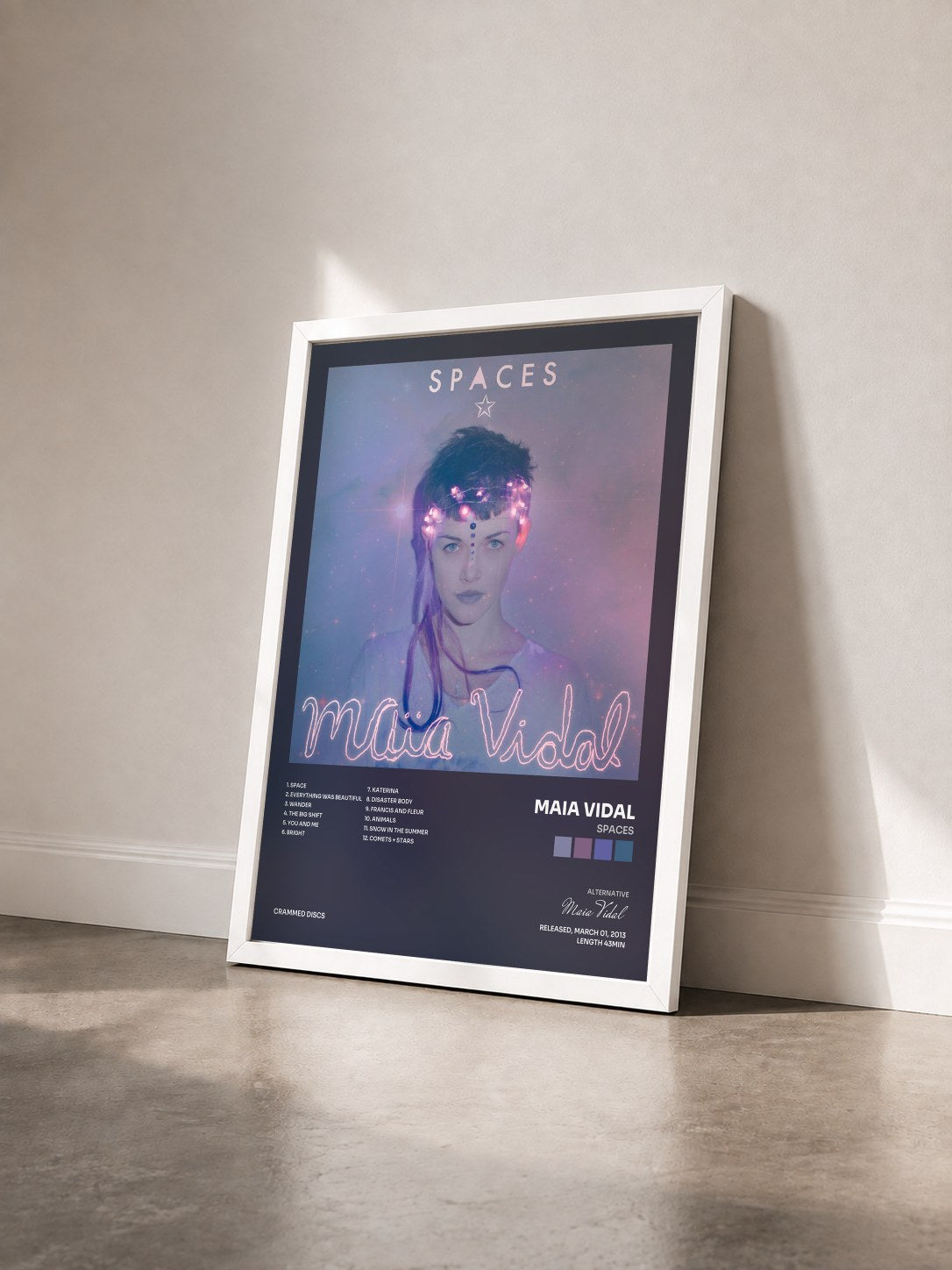 #blanc Tableau de l'album Spaces de Maia Vidal vu de trois quarts, cadre blanc