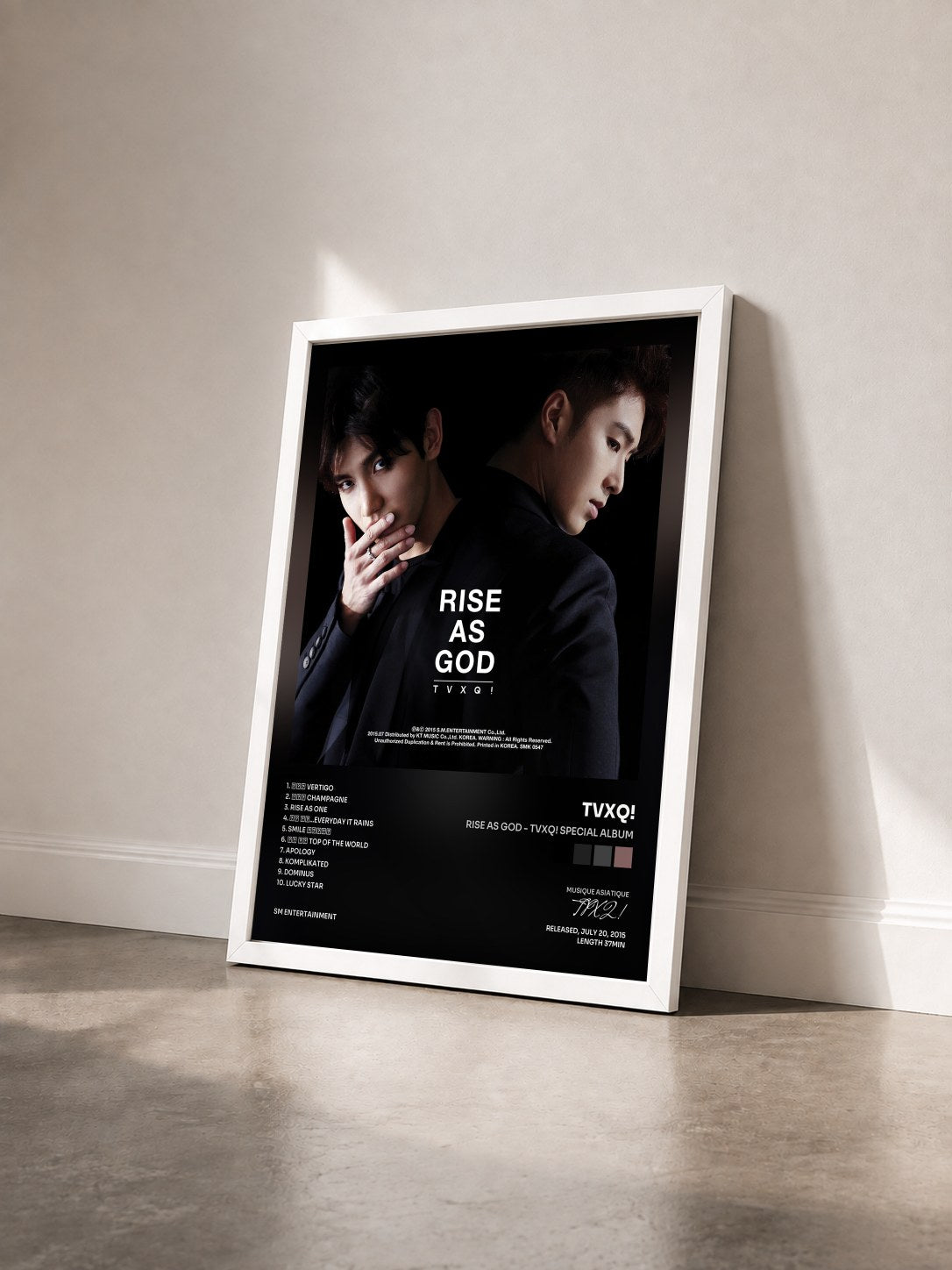 #blanc Tableau de l'album Rise As God - TVXQ! Special Album de TVXQ! vu de trois quarts, cadre blanc