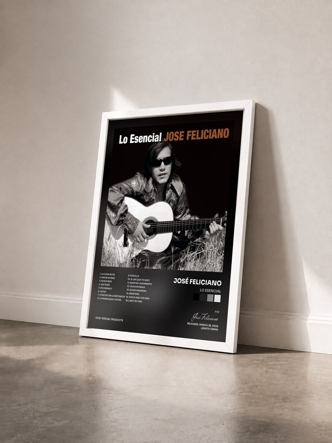 #blanc Tableau de l'album Lo Esencial de José Feliciano vu de trois quarts, cadre blanc
