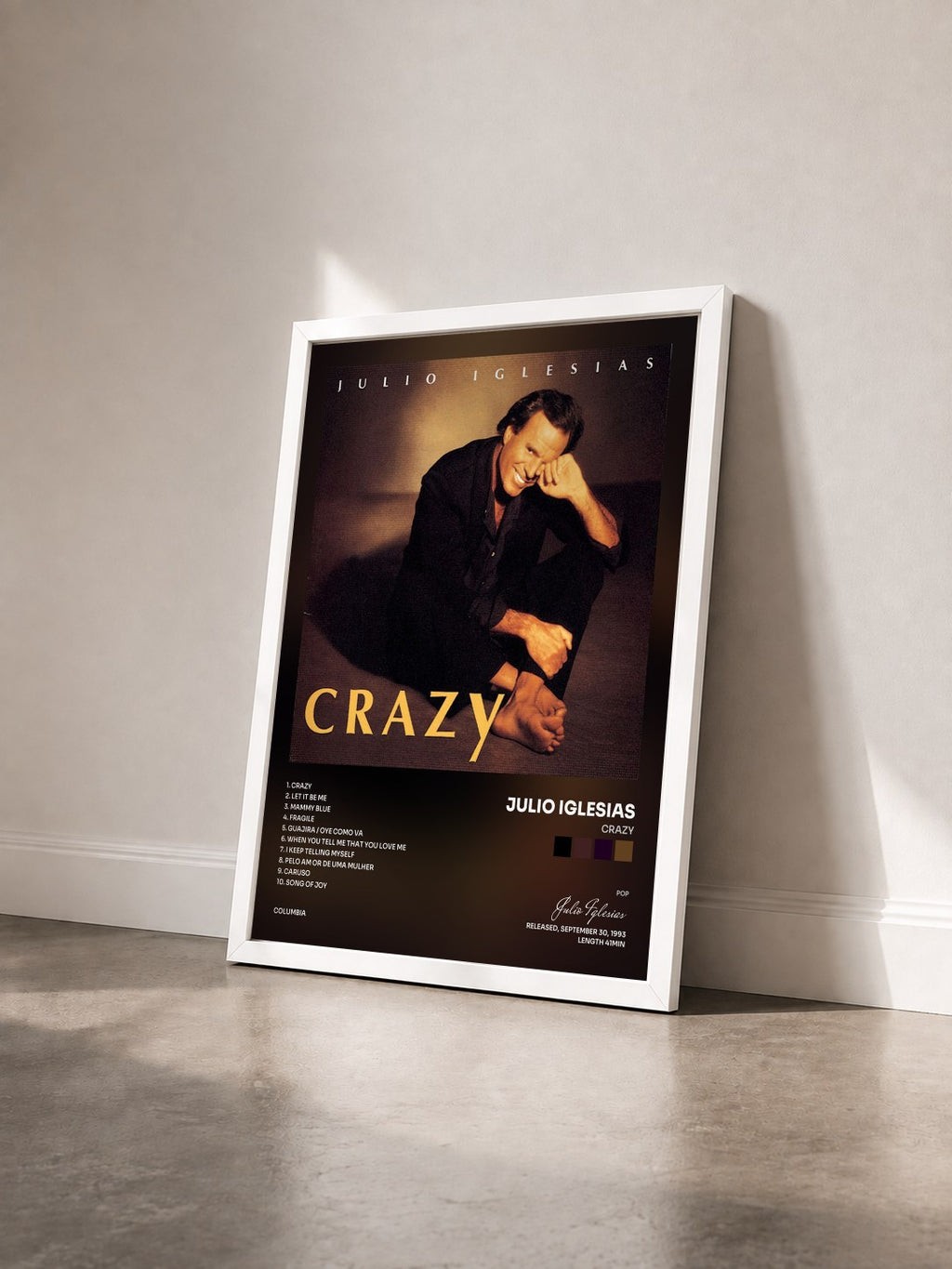 #blanc Tableau de l'album Crazy de Julio Iglesias vu de trois quarts, cadre blanc