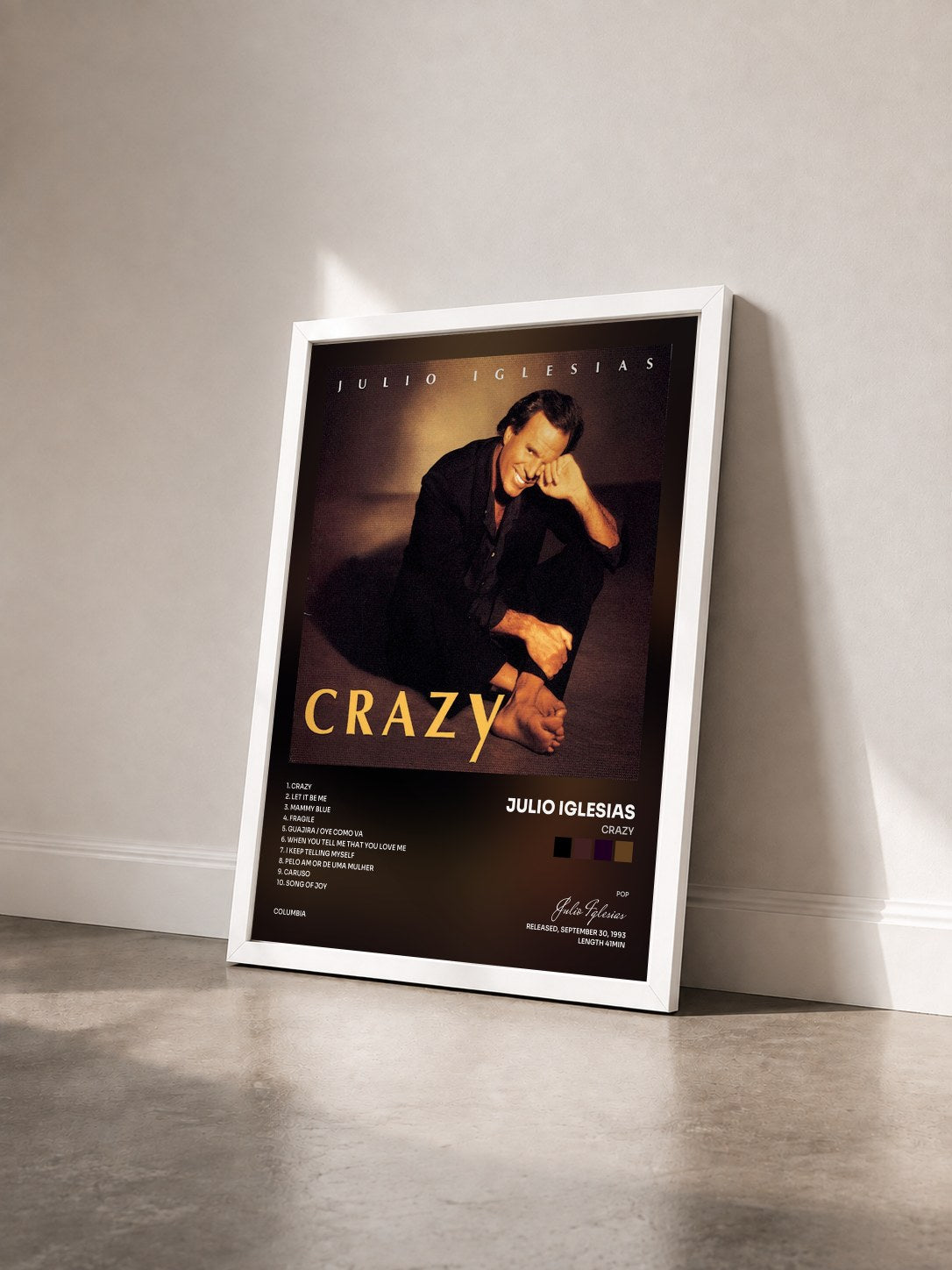 #blanc Tableau de l'album Crazy de Julio Iglesias vu de trois quarts, cadre blanc