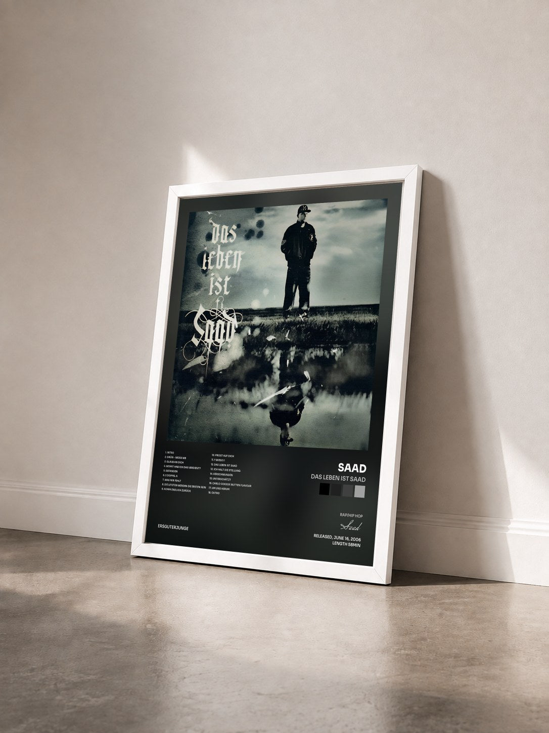 #blanc Tableau de l'album Das Leben ist Saad de Saad vu de trois quarts, cadre blanc
