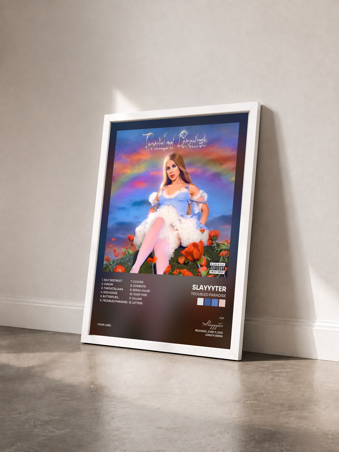 #blanc Tableau de l'album Troubled Paradise de Slayyyter vu de trois quarts, cadre blanc
